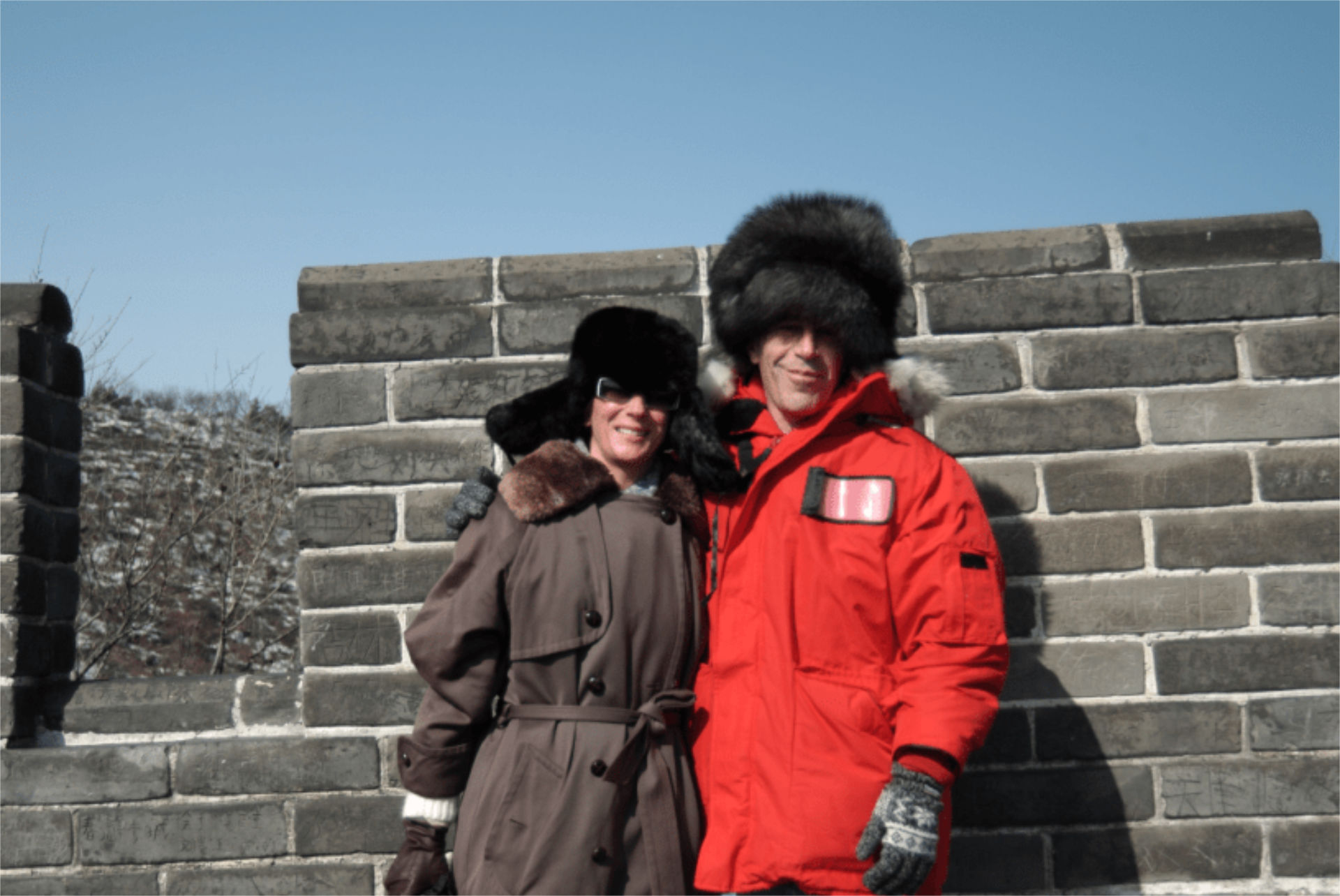 Jeffrey Epstein und seine Komplizin Ghislaine Maxwell, vermutlich auf der Chinesischen Mauer aufgenommen: Die beiden besuchten auch Russland